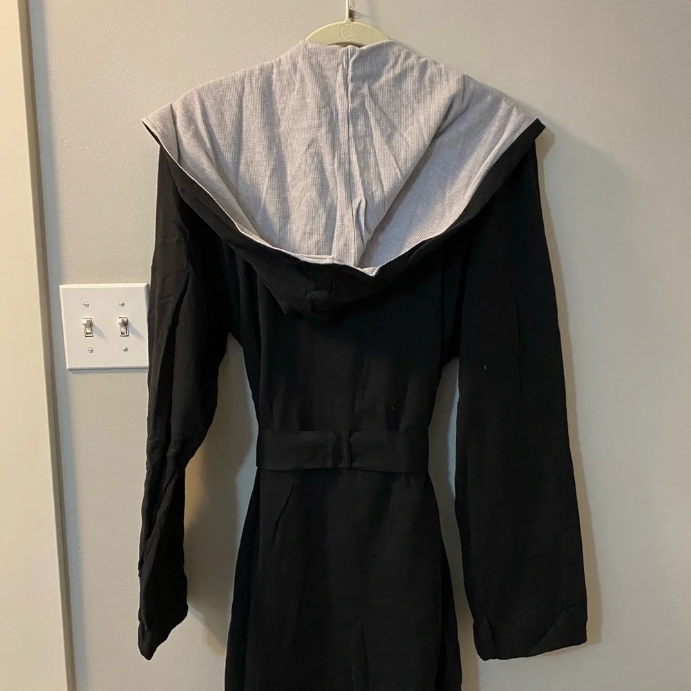 Rebel Canyon black hooded robe with thermal gray lining and pockets, size medium